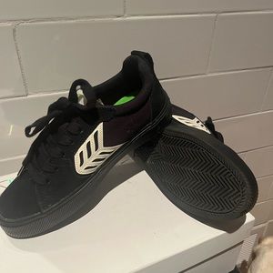 NEW Cariuma swede sneakers black